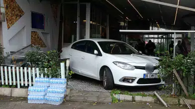 Ordu’da Araba Kafe Bahçesine Daldı: 3 Yaralı