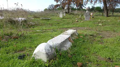 (Özel) Çanakkale’de Tarihi Mezarlık Harabeye Döndü