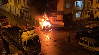 Park Halindeki Kamyonet Alev Alev Yandı
