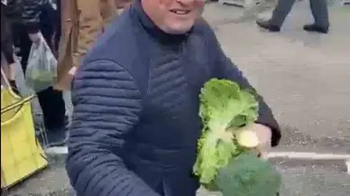 Pazar Tezgahını Satın Aldı, Vatandaşlara Dağıttı
