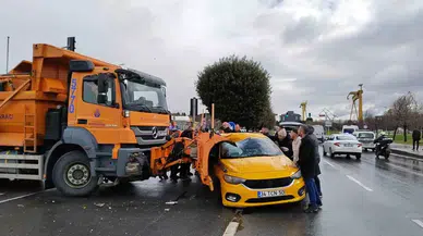 Pendik’te İbb’ye İlişkin Kar Küreme Aracı Ticari Taksiye Çarptı: 3 Yaralı