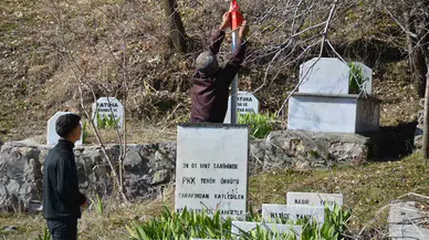 Pkk’lılar, Düğün Günü Köy Basıp Konutun Damından Soba Borusuna El Bombası Atarak 8 Kişiyi Katletti