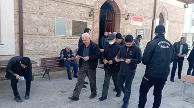 Polis Namaz Sonrası Broşür Dağıttı
