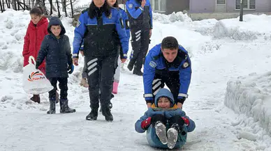 Polisler Çocuklarla Karda Kaydı, Kar Topu ve Futbol Oynadı
