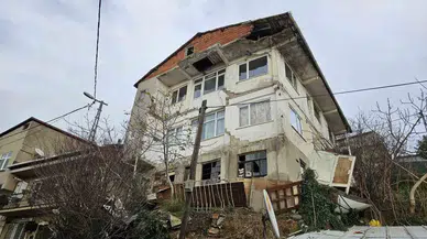 Sarıyer’de Yıkılma Tehlikesi Olan 50 Yıllık Bina Korkutuyor: "Çöp Atmaya Çıkarken Üstüme Gelecek Diye Endişeleniyorum"