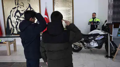 Şehit Fethi Sekin’in Balmumu Heykeliyle Tanışan Çocukların Dokunaklı Selamı