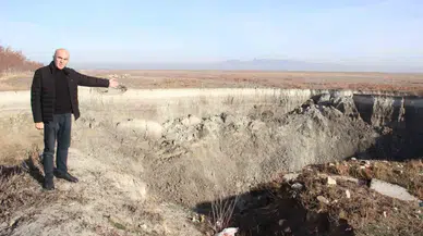 Suyu Çekilen Kuş Cenneti Gölde Dev Obruk Oluştu