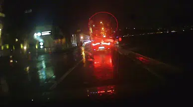 Tarabya’da Mevtten Kıl Hissesi Kurtuluş Kamerada: Bedaş’ın Aydınlatma Direği Yola Devrildi, Şoför Saniyeyle Kurtuldu