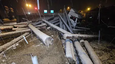 Tokat’ta Tomruk Yüklü Tır Devrildi, Etraf Yolu Ulaşıma Kapandı
