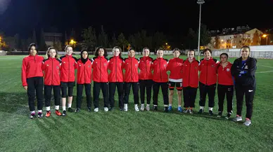 Topuklu Ayakkabılarını Bırakıp Kramponları Giydiler, Gözlerini Kupaya Diktiler