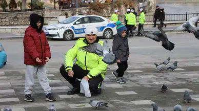 Trafik Polisi Küçük Çocukla Güvercinleri Yemledi, Manzaraları Yürekleri Isıttı