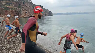 Triatloncular Deniz Kirliliğine ‘Dur’ Demek İçin Denize Girdiler