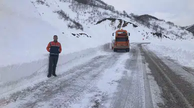 Tunceli’de Kapalı Bulunan 19 Köy Yolunu Ulaşıma Açma Çalışmaları Sürüyor