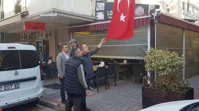 Türk Bayrağını Bıçakla Kesen Şahıs, Evvel Güvenlik Kameralarına Sonra Polise Yakalandı