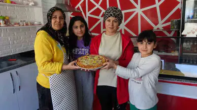 Üç Çocuk Annesi Arabasını Satarak Kurduğu İşle Meskenini Geçindiriyor