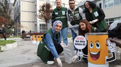 Üniversiteliler Yerleşkede Sigara İzmariti Topladı