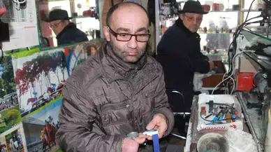 Vakti Tek Parmağının Ucunda Oynatıyor