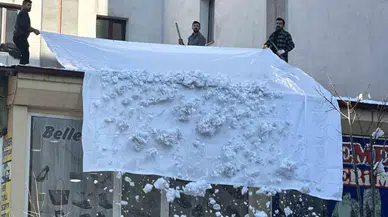 Vatandaşlar Çatıdaki Kar Kütlelerini Brandayla İndirdi
