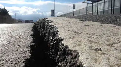 Yalova’da Çökme Yaşanan Hastane Yolu Trafiğe Kapandı