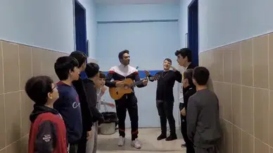 Yatılı Okulda Müzik Öğretmeni Öğrencileri Gitar Çalıp Müzik Söyleyerek Uyandırıyor
