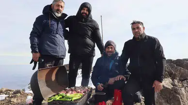 Yılın Son Gününde 2 Bin 550 Rakımda Mangal Keyfi