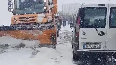 Yüksekova-Şemdinli Kara Yolunda Çok Sayıda Araç Mahsur Kaldı