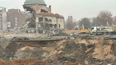 Zelzelede Hasar Alan Söğütlü Camii’nin Kubbesi Bu türlü Yıkıldı