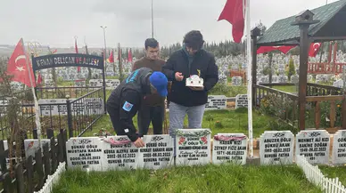 Zelzelede Hayatını Kaybeden Korkut’un Doğum Günü Pastası Mezarına Bırakıldı