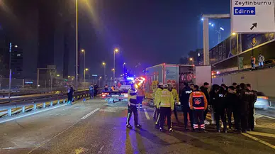 Zeytinburnu E-5 Karayolu’nda Lüks Araba Yol Bakım Aracına Çarptı: 5 Yaralı