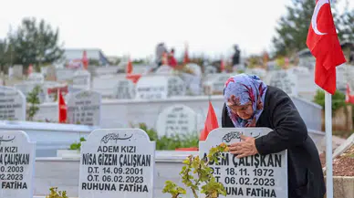 11 Kuzusunun Mezar Taşlarını Öpüp Okşayarak Teselli Arıyor