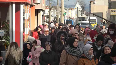 20 Liraya Paspas, 50 Liraya Tencere Almak İçin Saatlerce Sıra Beklediler