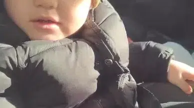 3 Yaşındaki Çocuk Ezkaza Kendisini Arabaya Kilitledi