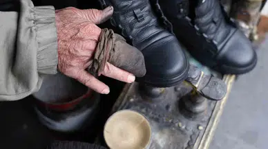 73 Yaşındaki “Boyacı Mehmet Dayı” 46 Yıldır Tıpkı Yerde Ayakkabı Boyuyor