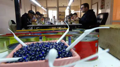 Alevde İşlenen Camlar, Gümüş ile Birleşip Ziynet Eşyasına Dönüşüyor