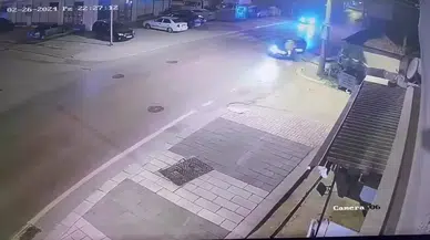 Araba ile Motosiklet Baş Başa Çarpıştı: Kaza Anı Kamerada