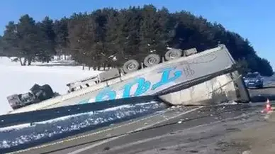 Ardahan’da Buzlanma Nedeniyle Tır Devrildi, Yol Kısa Müddetli Ulaşıma Kapatıldı