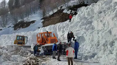 Artvin’de Çığ Altında Kalan İş Makinesi 10 Gün Sonra Çıkartıldı