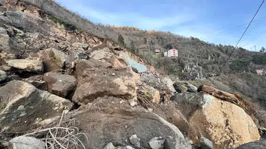 Artvin’de Dev Kayalar Mahalleyi Teğet Geçti