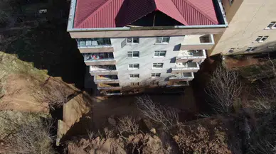 Artvin’de Yamaçtan Kopan Topraklar Meskenlerin İçerisine Doldu, 10 Bina Ziyan Gördü