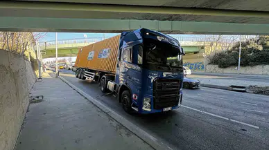 Bakırköy’de Tırın Dorsesi Üst Geçide Takıldı: 3 Araç Kaza Yaptı
