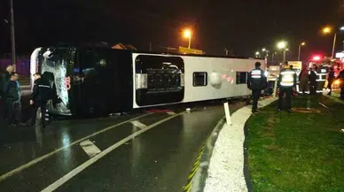 Balıkesir’de Döner Kavşağa Süratli Giren Otobüs Devrildi