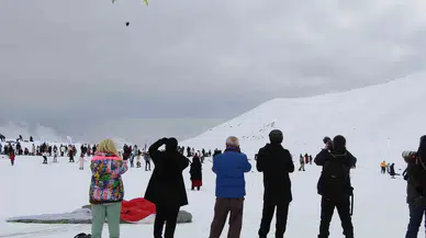 Bingöl’deki Kayak Merkezinde, Paraşütçüler Fotoğrafçılar İçin Uçuş Yaptı