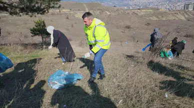 Çevreci Belediye Lider Adayı Tabiatta Çöp Topladı