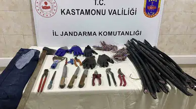 Cezaevinden Çıkar Çıkmaz Eşi ve Çocuğuyla Güç Nakil Çizgisi Kablosu Çalmaya Gitti