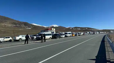 Çığ Nedeniyle Kapanan Van-Hakkari Yolu Trafiğe Açıldı