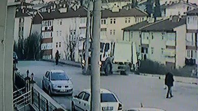 Çöp Kamyonu Elektrik Direğine Çarptı, Personeller Kopan Tellerden Son Anda Kurtuldu