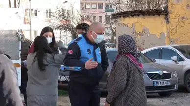 Çöp Konutu Boşaltılan Bayan Hudut Krizi Geçirdi, Kendisini Sakinleştirmek İsteyen Polislere Saldırdı