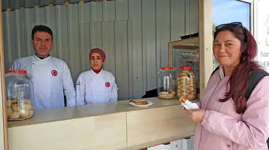 Depremzede Aile Çeşme’de Poğaça-Börek Satarak Hayata Tutundu