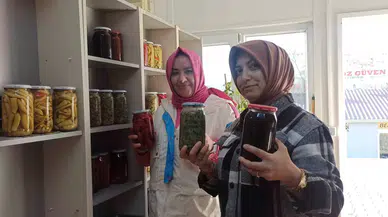 Depremzede Gelin ve Görümce Yöresel Yemekler Yaparak Aile İktisadına Katkıda Bulunuyor