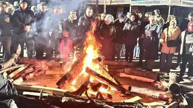 Depremzedeler Yıkılan Ebrar Sitesi’nin Bulunduğu Alanda Ölen Yakınlarını Andı